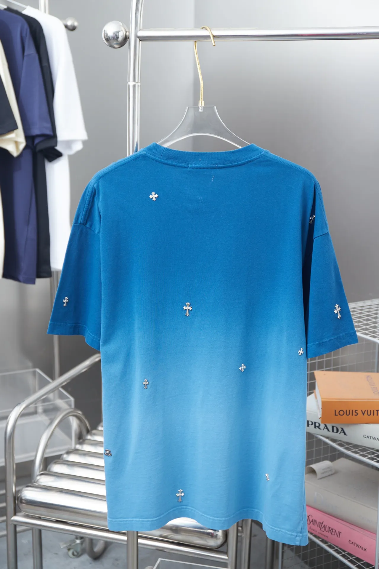 🅿️240 Chrome Hearte 25SS early spring new style Chrome Hearte short-sleeved hardware, light luxury, essential item for daily commuting for men and women, correct version, welcome to compare, detailed features · 280g 100% pure cotton double yarn jersey fabric · Custom dyeing in the same vat, special thickened 32 pieces double-strand 1X1 thread · Artificial hand arrangement of hardware positions + high temperature hot pressing. Ready-made garments are dyed. Then do the faded fried snowflake process, then wash with water to make it look old. General washing to improve the effect · Double-needle stitching across seams · Original main mark, washed tag, branded moisture-proof paper packaging Color: black/pink/blue Size: S/M/L/XL